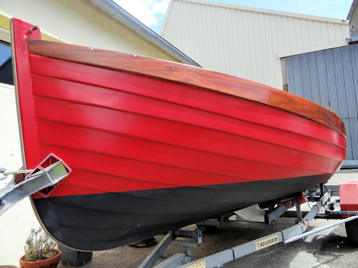 Peinture bateau SailWood, yacht & motor yacht refit à Lorient.